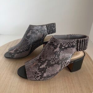 Clarks Somerset Women’s 8 Snake Print Peep Toe Block Heel Sandals Ankle Booties